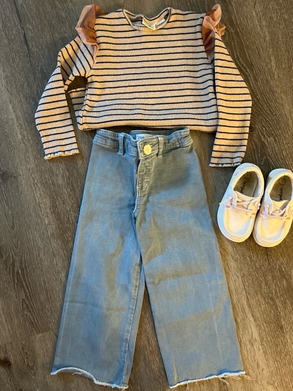 Zara Fall Outfit- Light Blue Wide-Leg Girls Jeans, sweater and shoes
